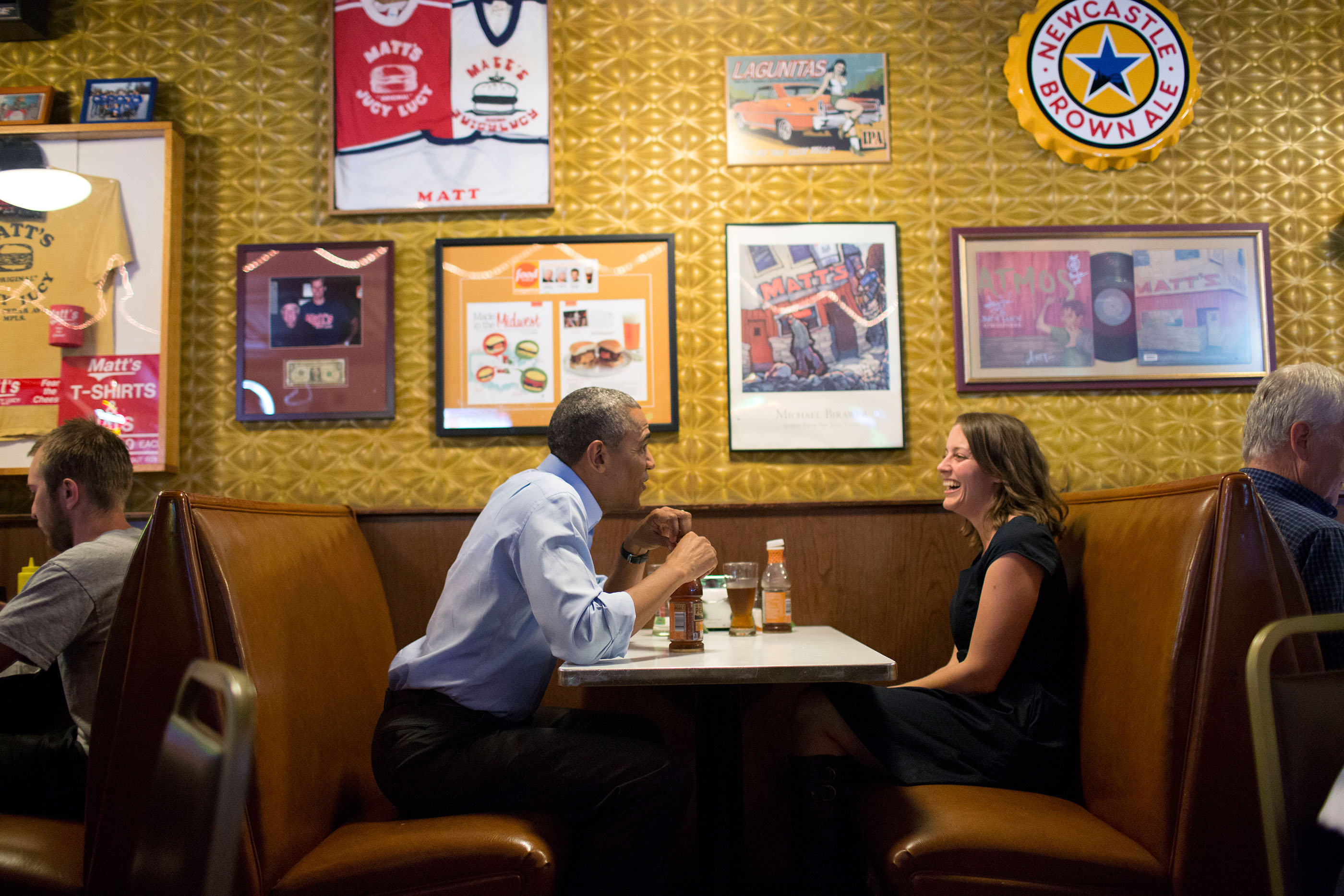 Minnesota, June 26, 2014. Talking with letter writer Rebekah Erler at Matt's Bar in Minneapolis. (Official White House Photo by Pete Souza)