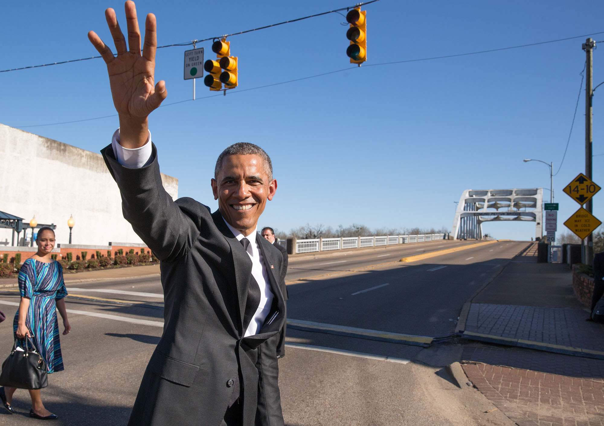 The President waves to the crowd. (Official White House Photo by Pete Souza)