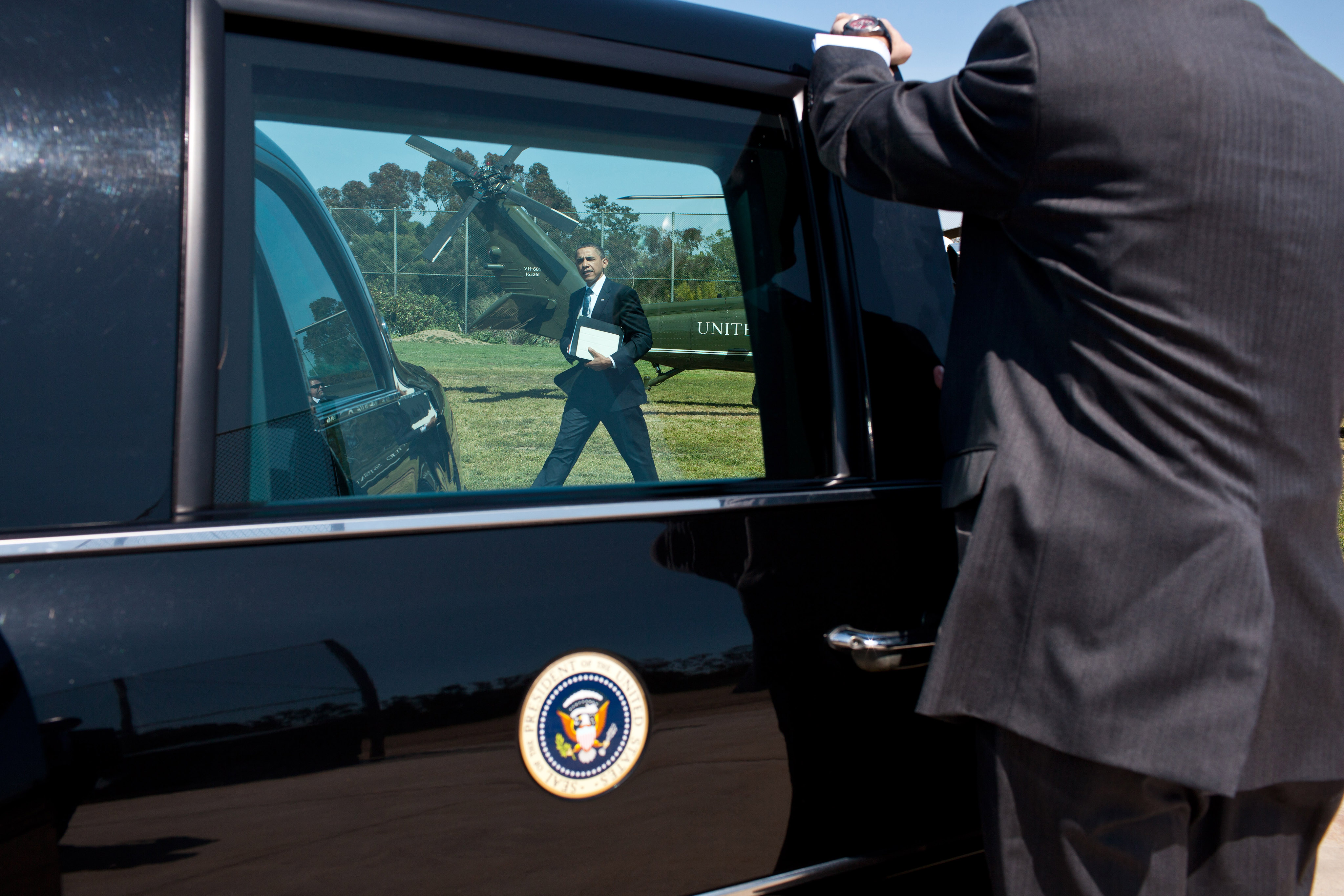 President Barack Obama walks to the motorcade from Marine One