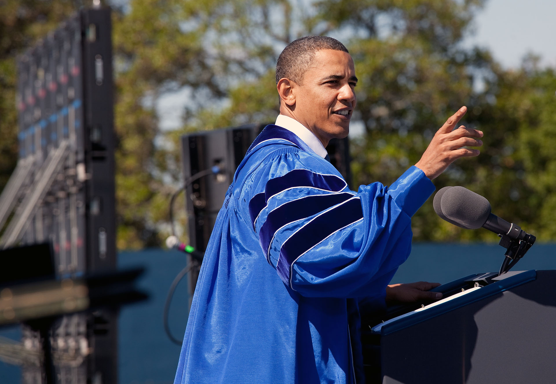 President Obama delivers commencement speech at Hampton