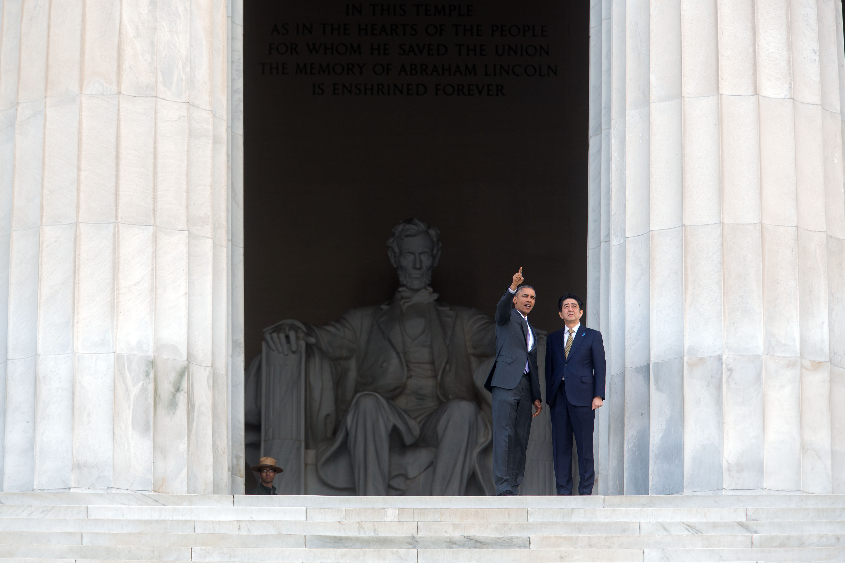 President Obama and Prime Minister Abe of Japan visit the Lincoln Memorial