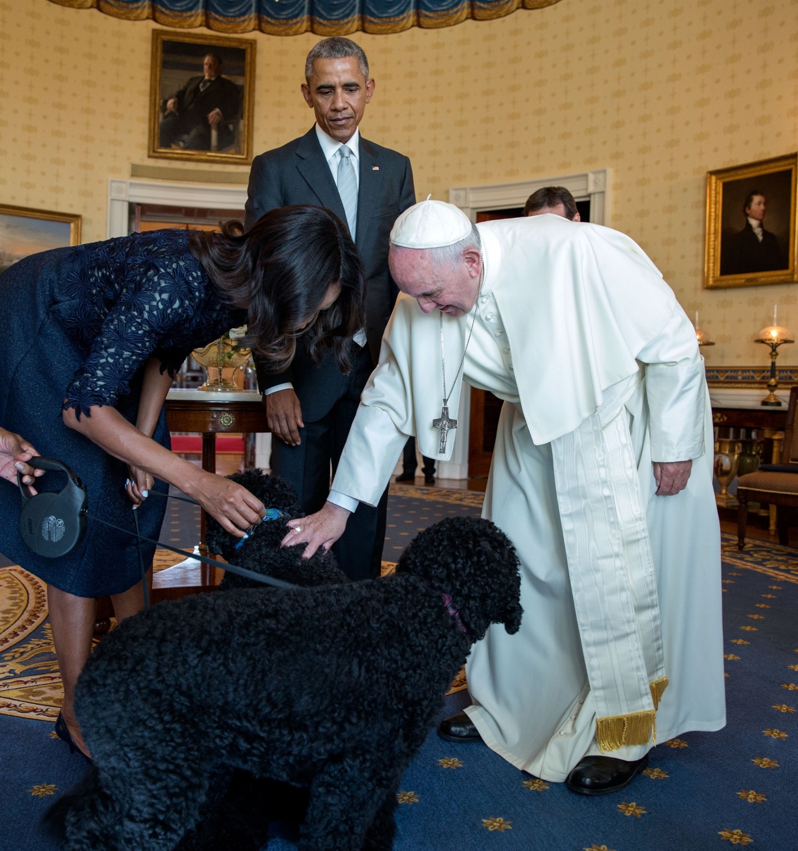 The First Lady introduces Pope Francis to their family pets Bo and Sunny following the ceremony. (Official White House Photo by Pete Souza)