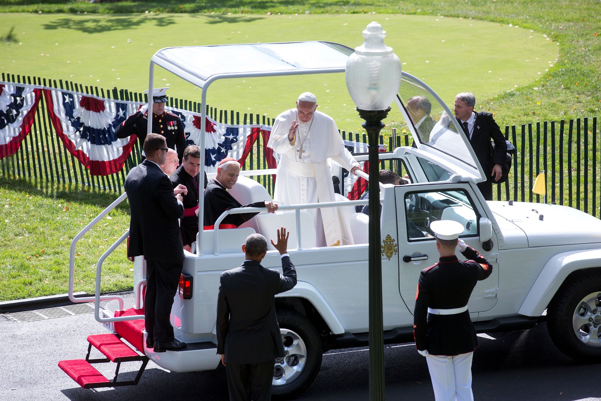 The President bids the Pope farewell. (Official White House Photo by Lawrence Jackson)