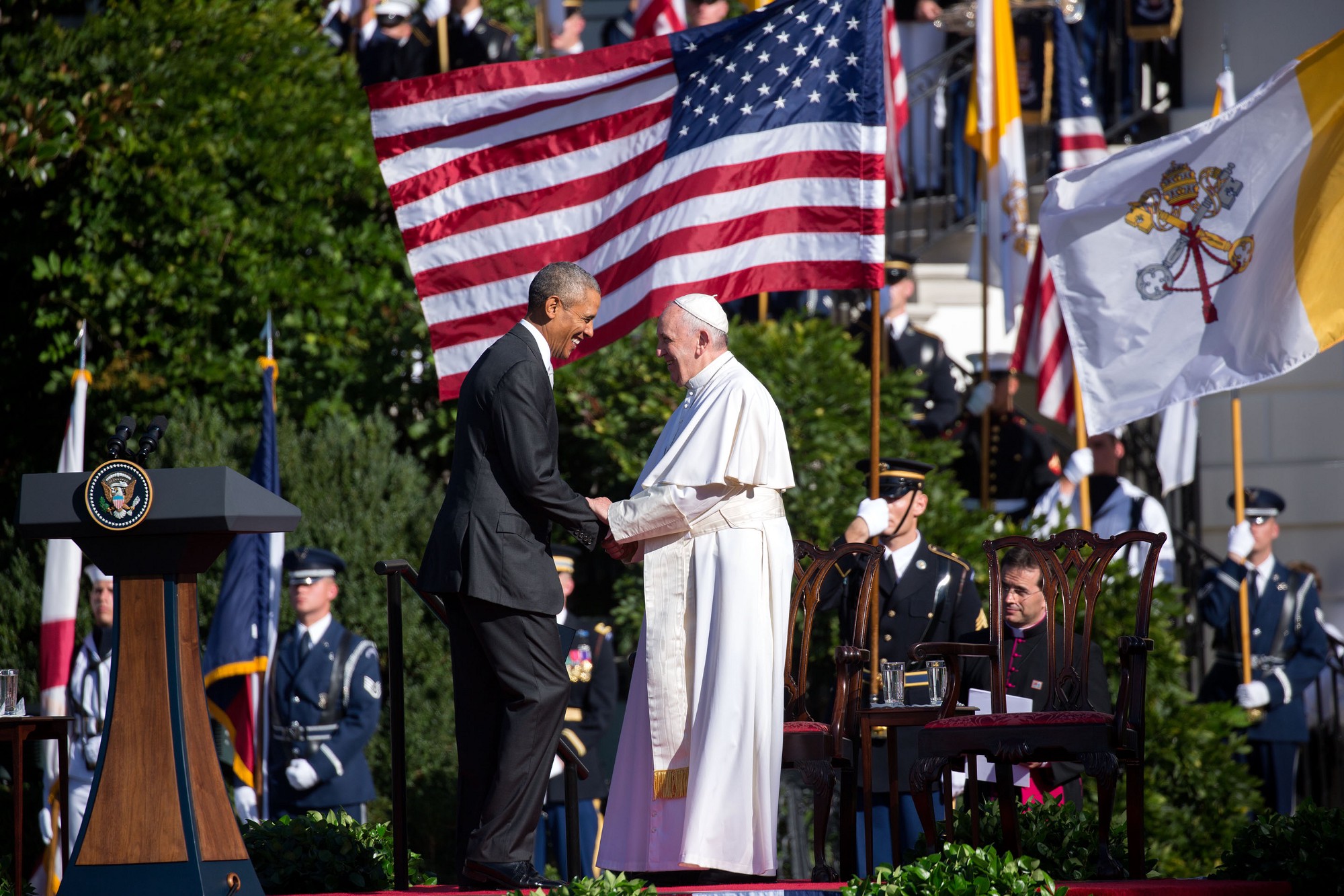 The President welcomes Pope Francis to the podium to speak. (Official White House Photo by Amanda Lucidon)