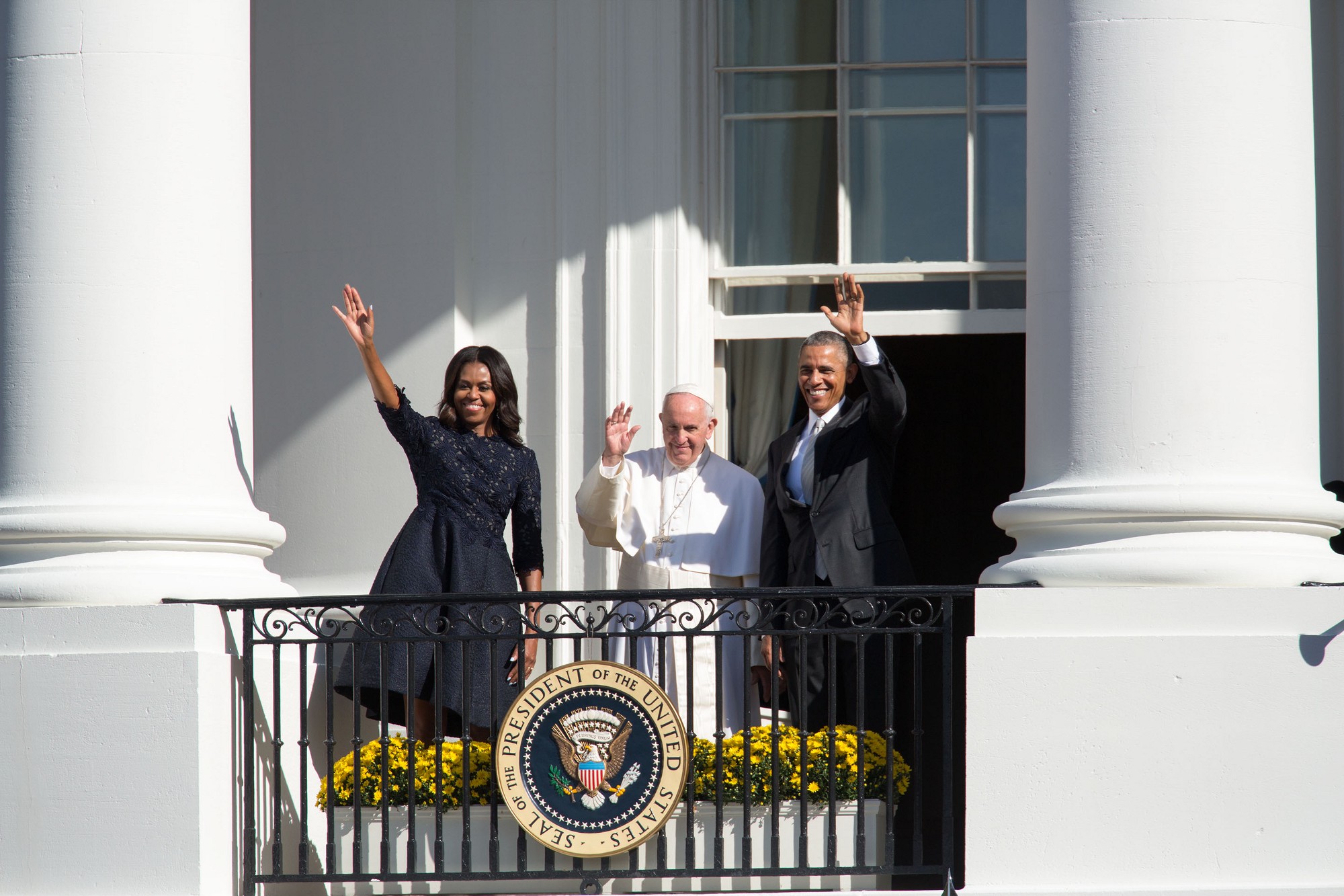 The Pope waves from the Blue Room Balcony with the President and First Lady. (Official White House Photo by Amanda Lucidon)