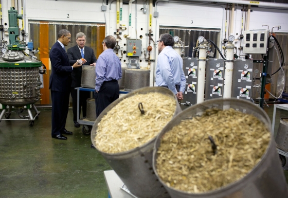 President Barack Obama tours Michigan Biotechnology Institute with Agriculture Secretary Tom Vilsack in Lansing, Mich