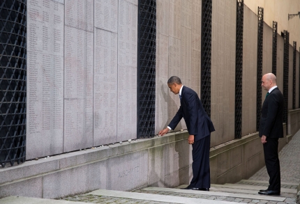 President Barack Obama and Swedish Prime Minister Fredrik Reinfeldt place stones and pause for a moment of reflection at the Holocaust Memorial 