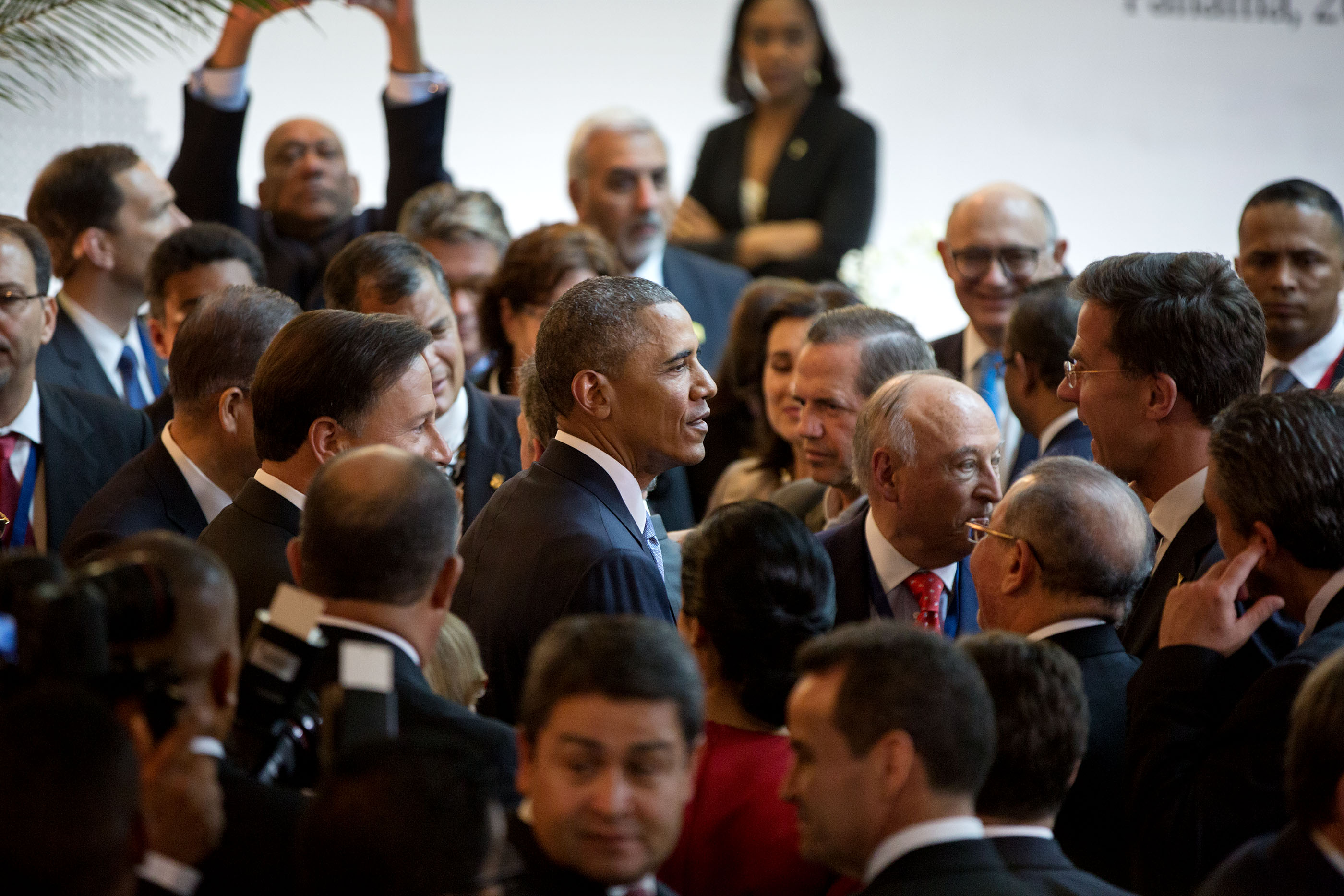 The President surrounded by world leaders in the leaders lounge. (Official White House Photo by Pete Souza)
