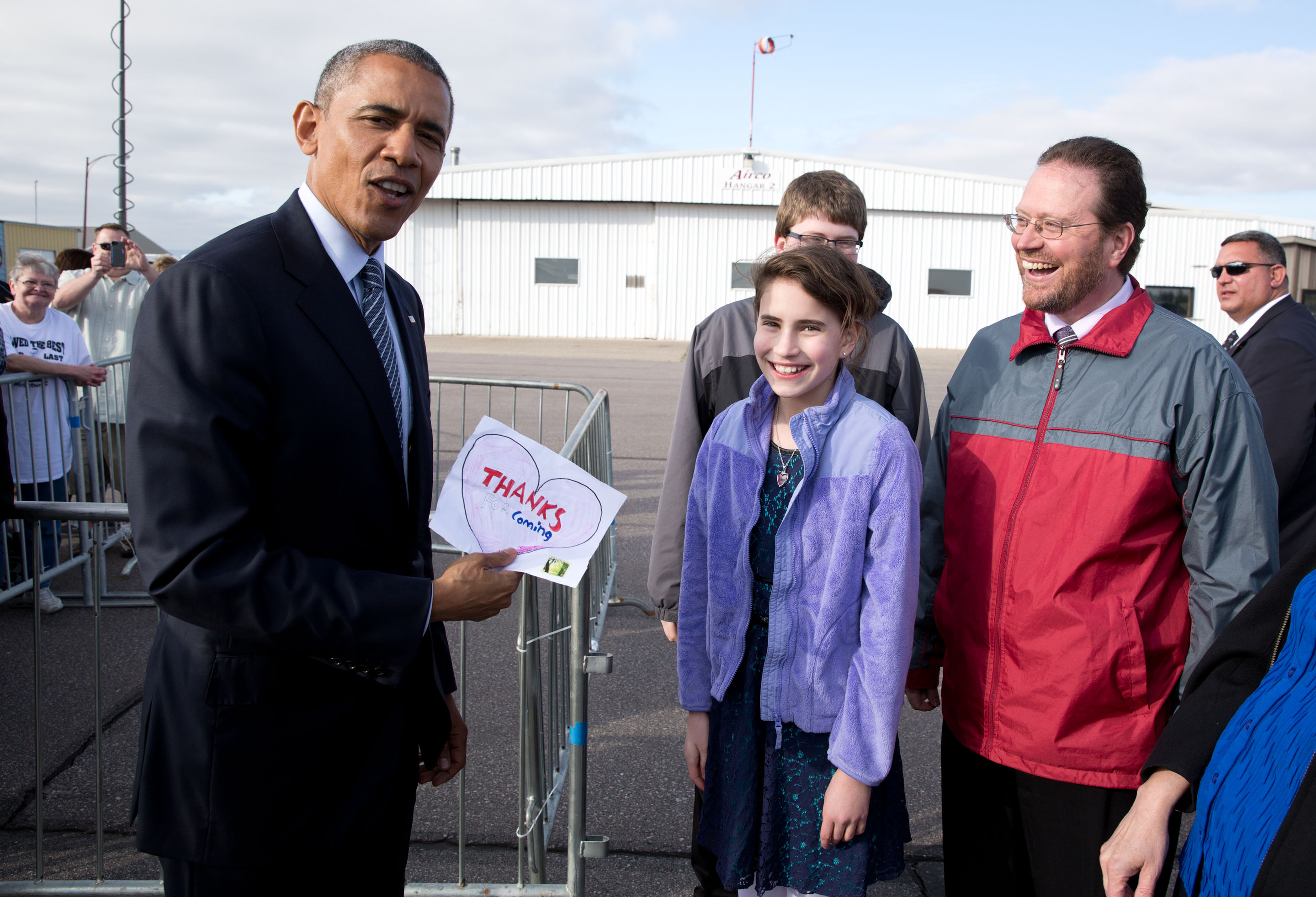 South Dakota, 2015. Showing off the note given to him in Watertown by Rebecca Kelley, who had written him a letter asking him to visit the state. (Official White House Photo by Pete Souza)