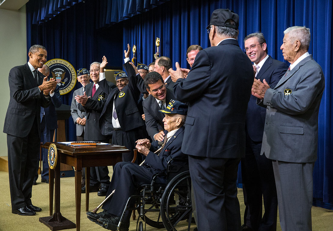 El presidente Obama lidera ovación después de promulgar H.R. 1726