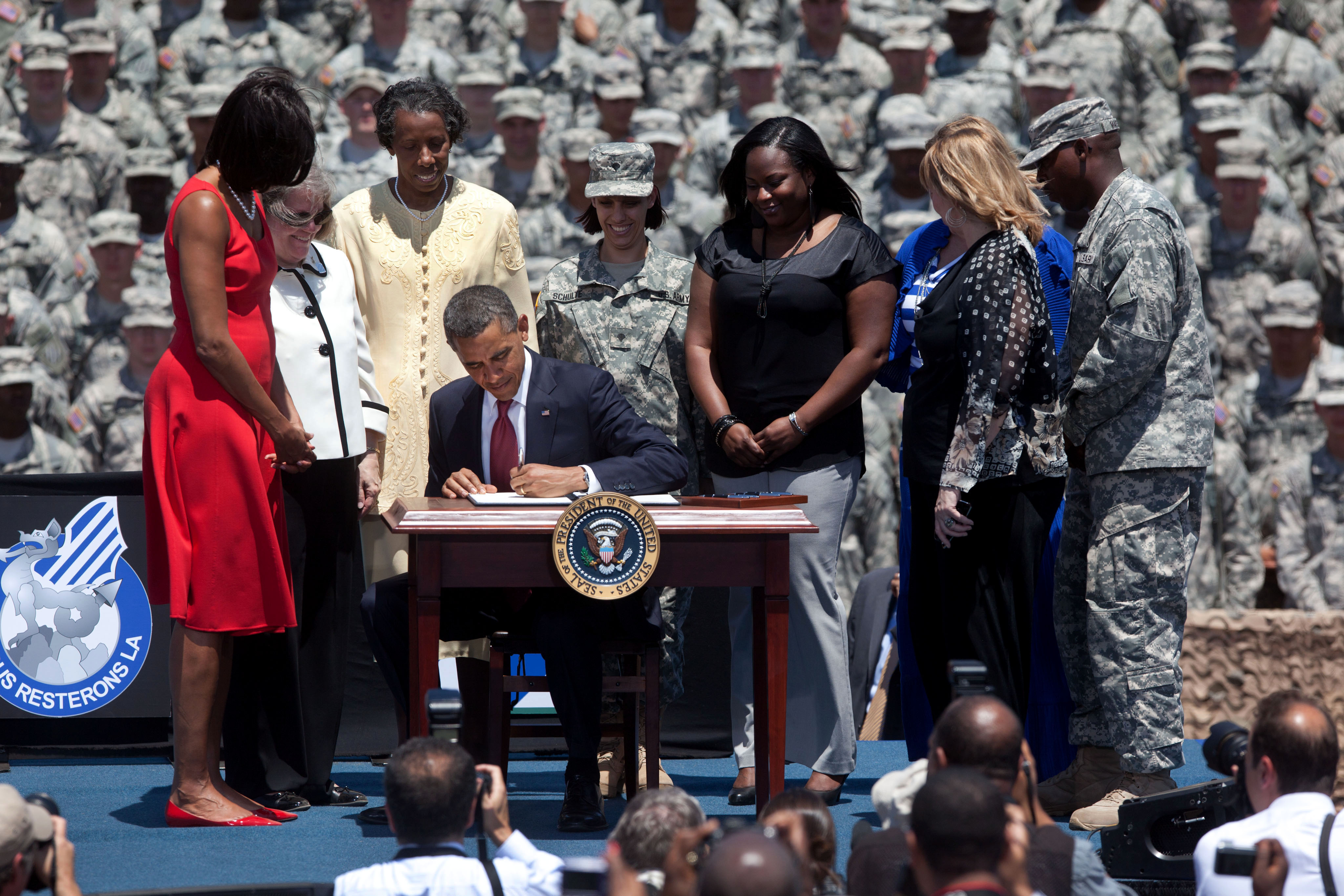 President Barack Obama signs an Executive Order at Fort Stewart (April 27, 2012) 