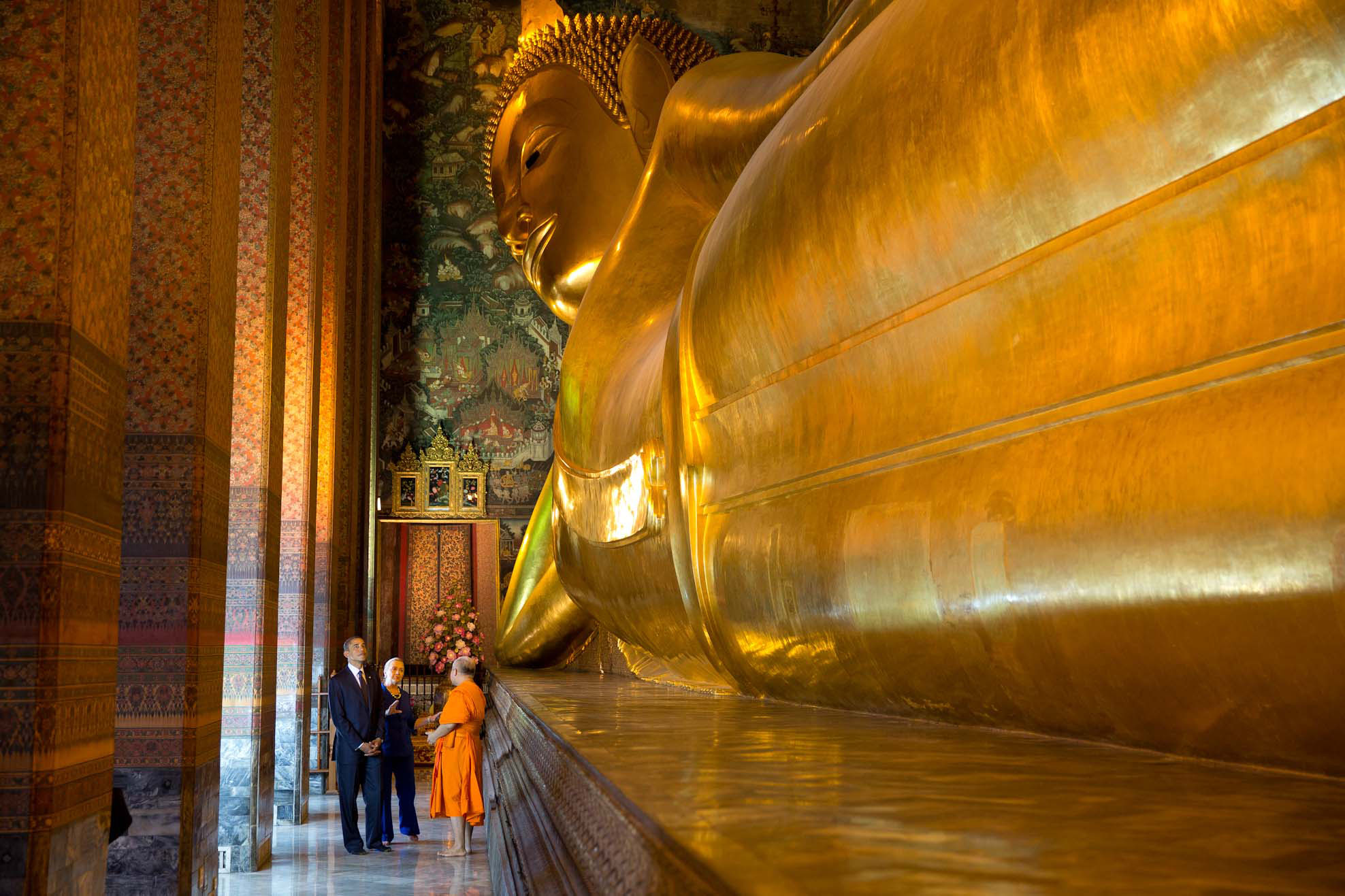 President Obama and Secretary of State Clinton tour the Wat Pho Royal Monastery
