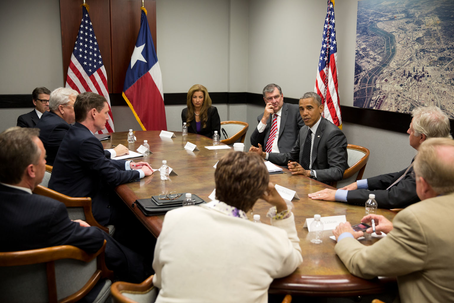 El Presidente Barack Obama preside una reunión con las autoridades de Texas en Dallas