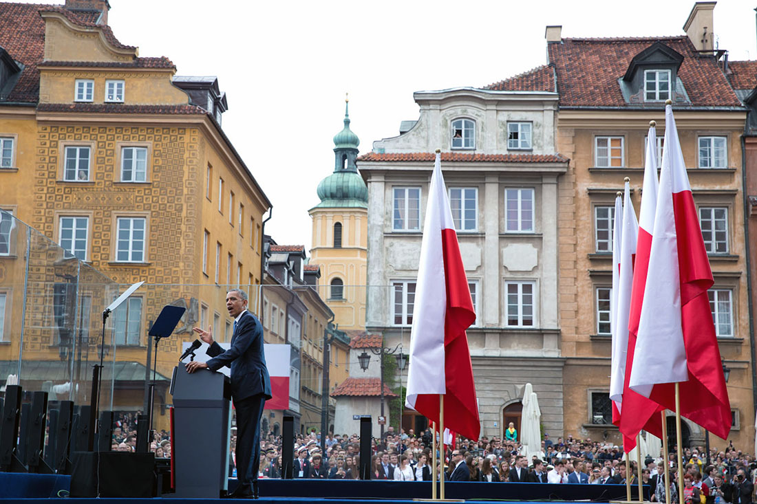 President Barack Obama delivers remarks at the 25th anniversary Freedom Day celebration in Castle Square in Warsaw