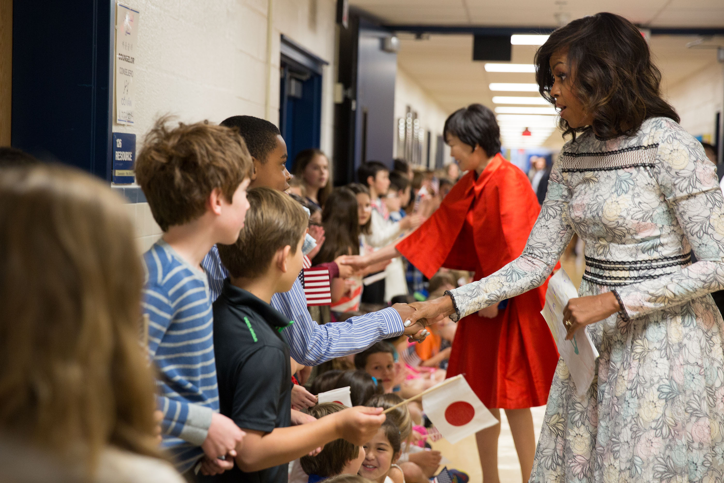 First Lady Michelle Obama and First Lady Akie Abe of Japan visit Great Falls Elementary School