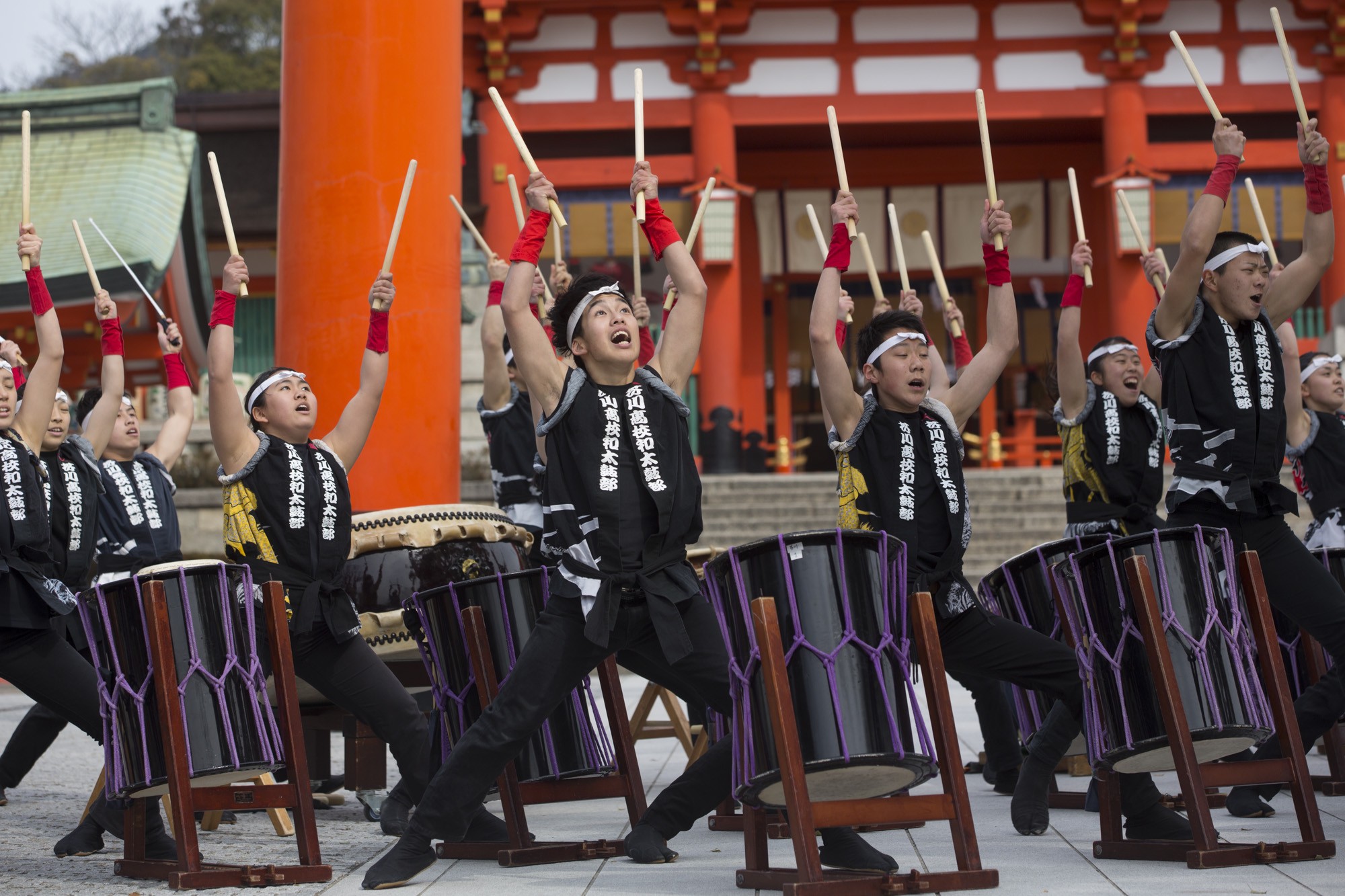 First Lady Michelle Obama is greeted by Taiko drummers during a tour of Fushimi Inari Shinto Shrine