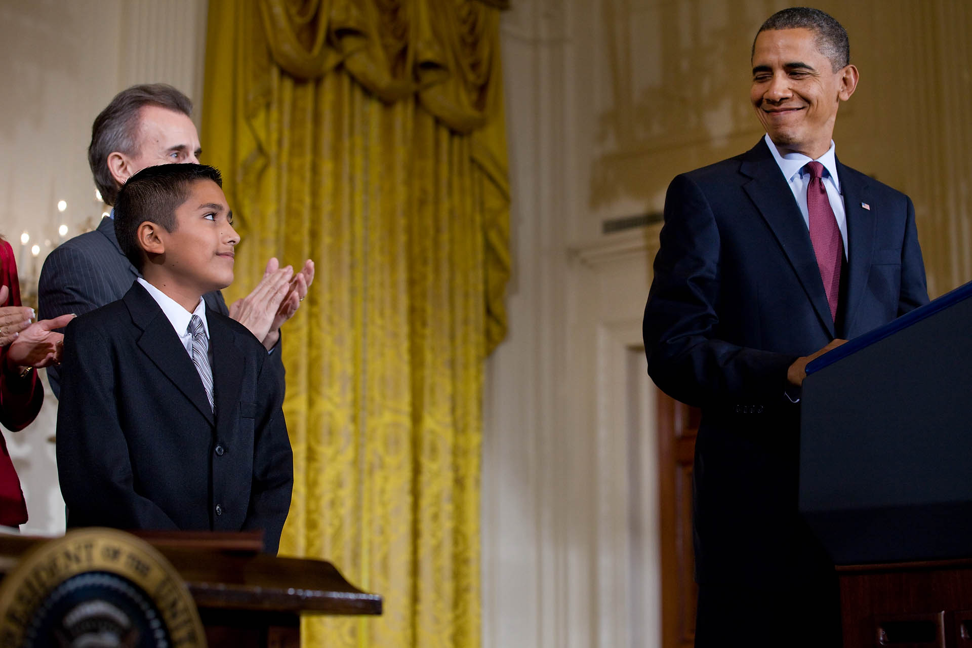 El Presidente Barack Obama mira a Javier García de Brownsville, Texas