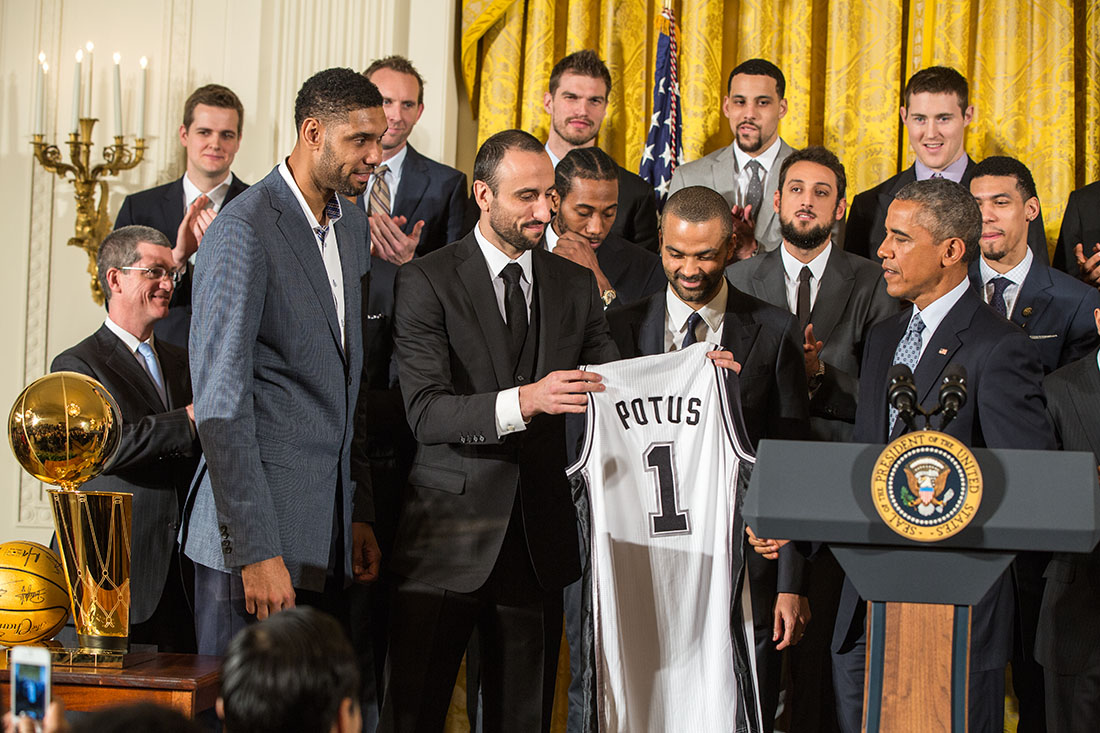 Tim Duncan, Manu Ginóbili and Tony Parker present President Obama with a Spurs team jersey (2015)