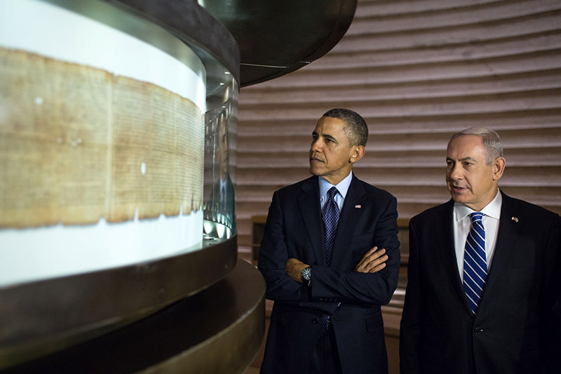 President Barack Obama, accompanied by Israeli Prime Minister Benjamin Netanyahu, views the Dead Sea Scrolls