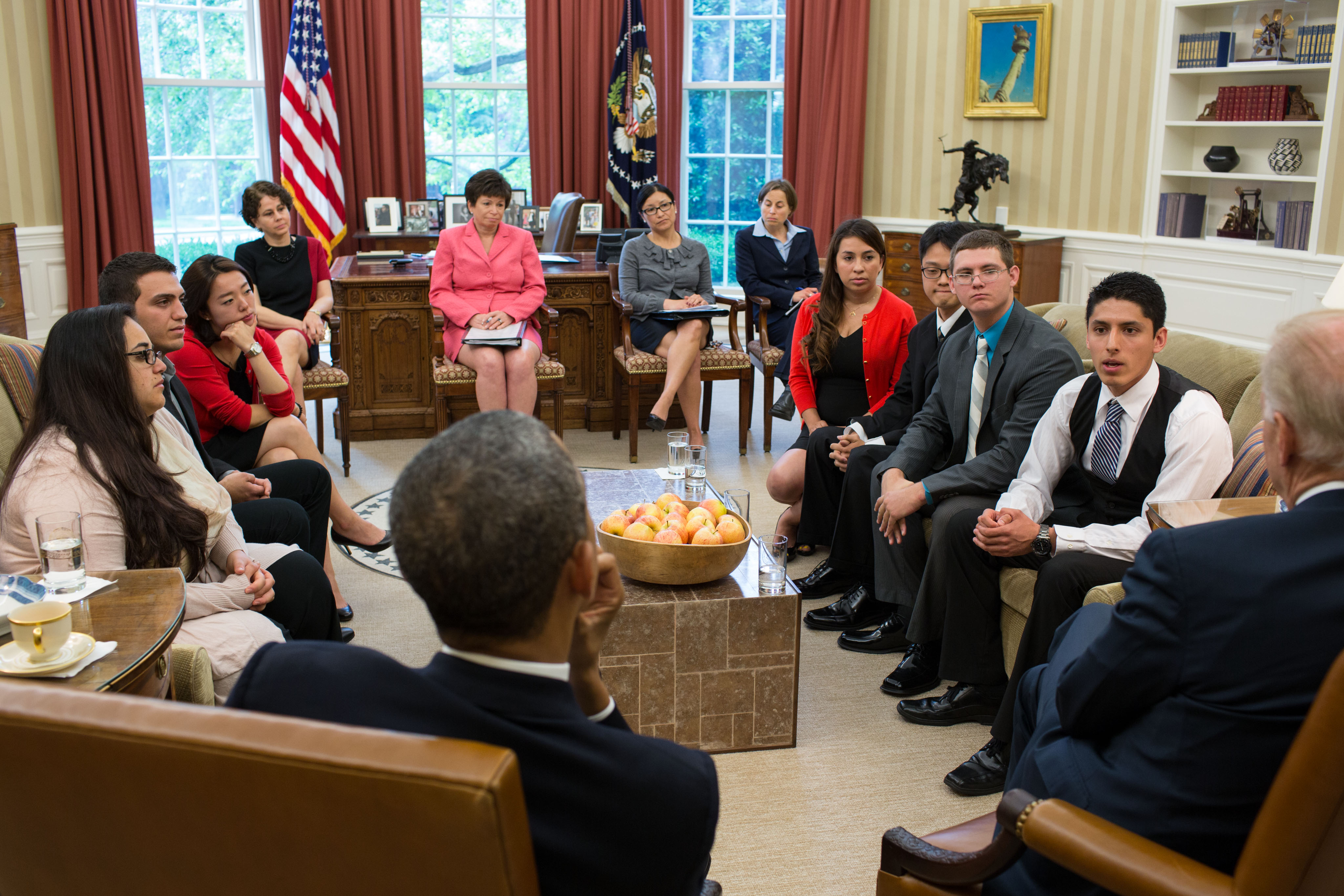 El Presidente Barack Obama y el Vicepresidente Joe Biden se reunieron en la oficina presidencial con soñadores