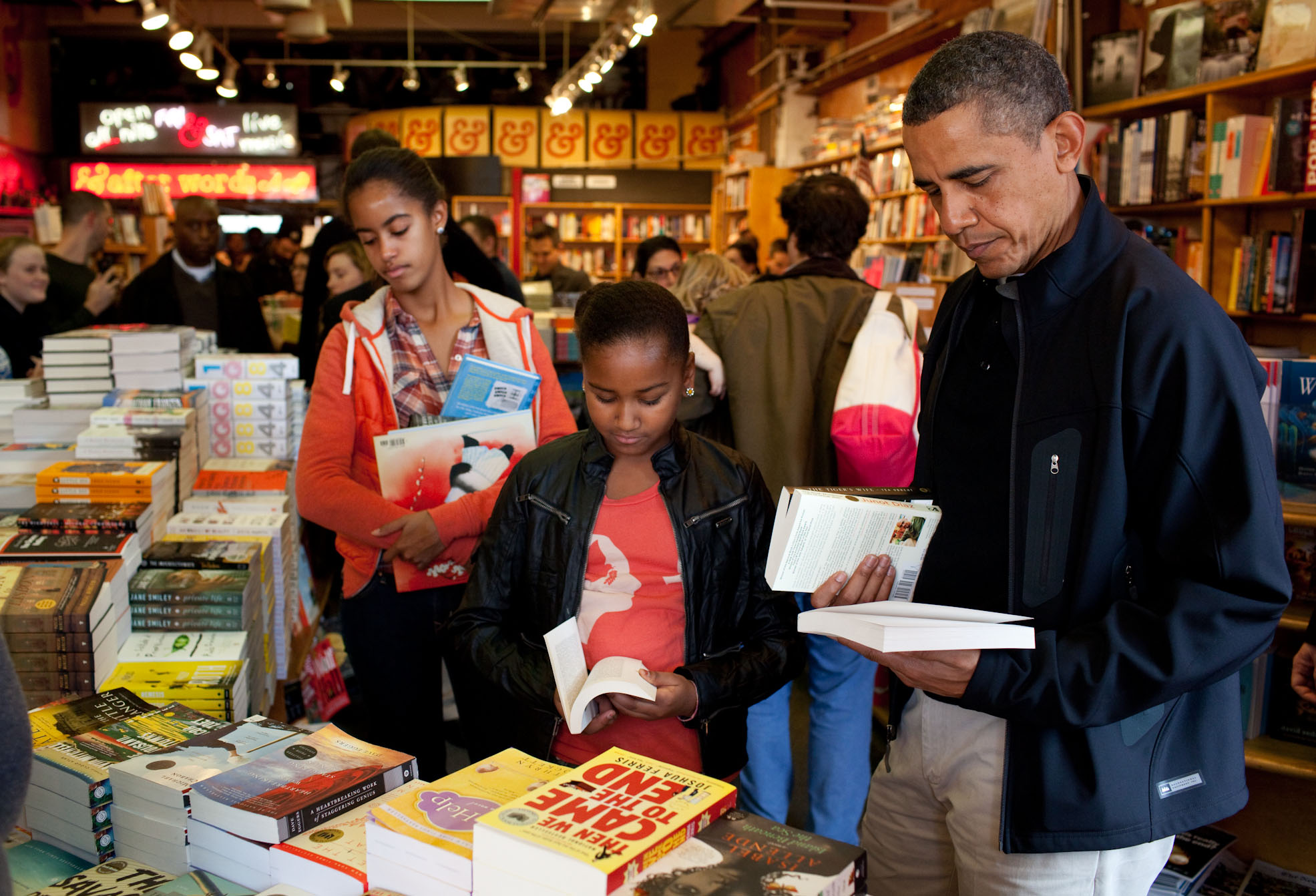 President Barack Obama And Daughters Sasha And Malia Shop