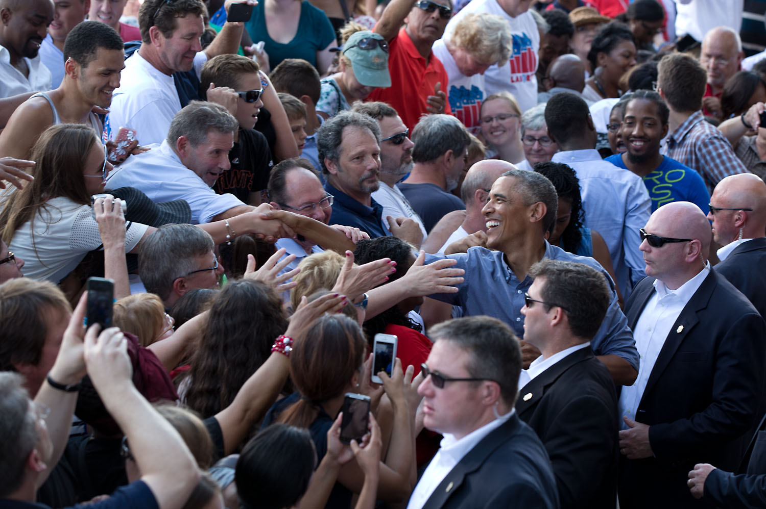 President Barack Obama shakes hands following remarks at the Milwaukee Laborfest, 2014 (2)