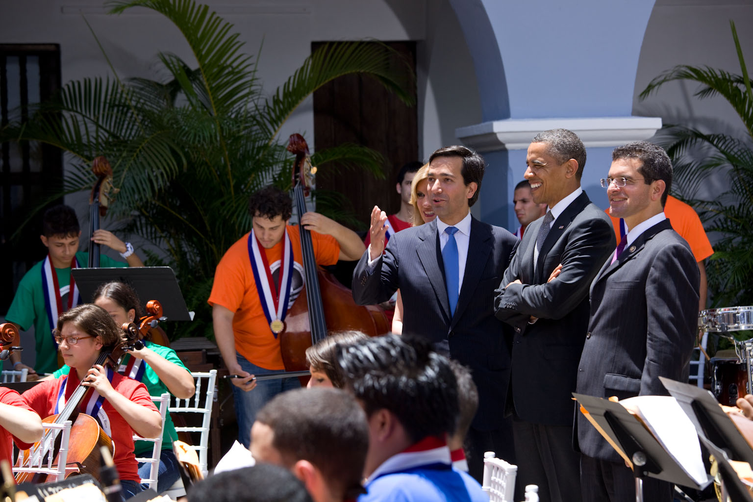 President Obama with Governor and Band [Spanish Caption]