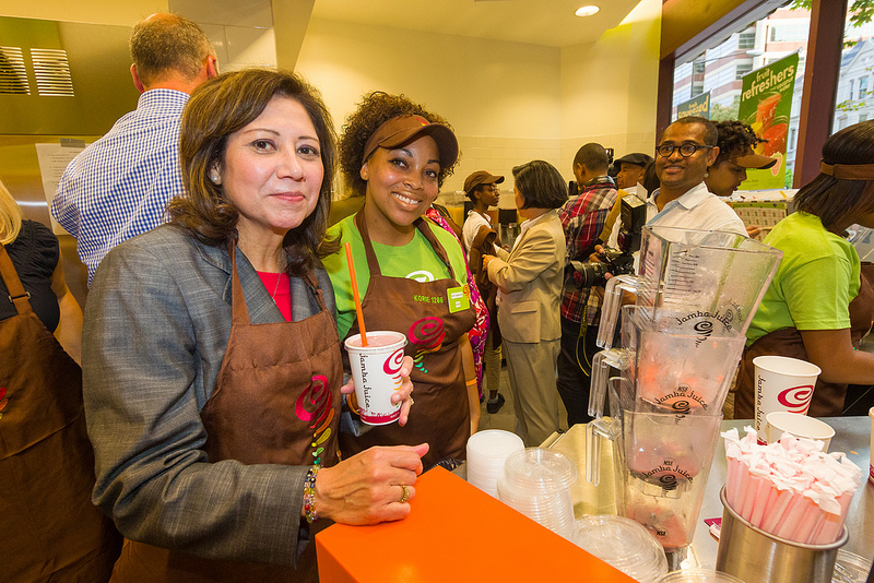Secretary Solis suits up to help local Job Corps students make smoothies