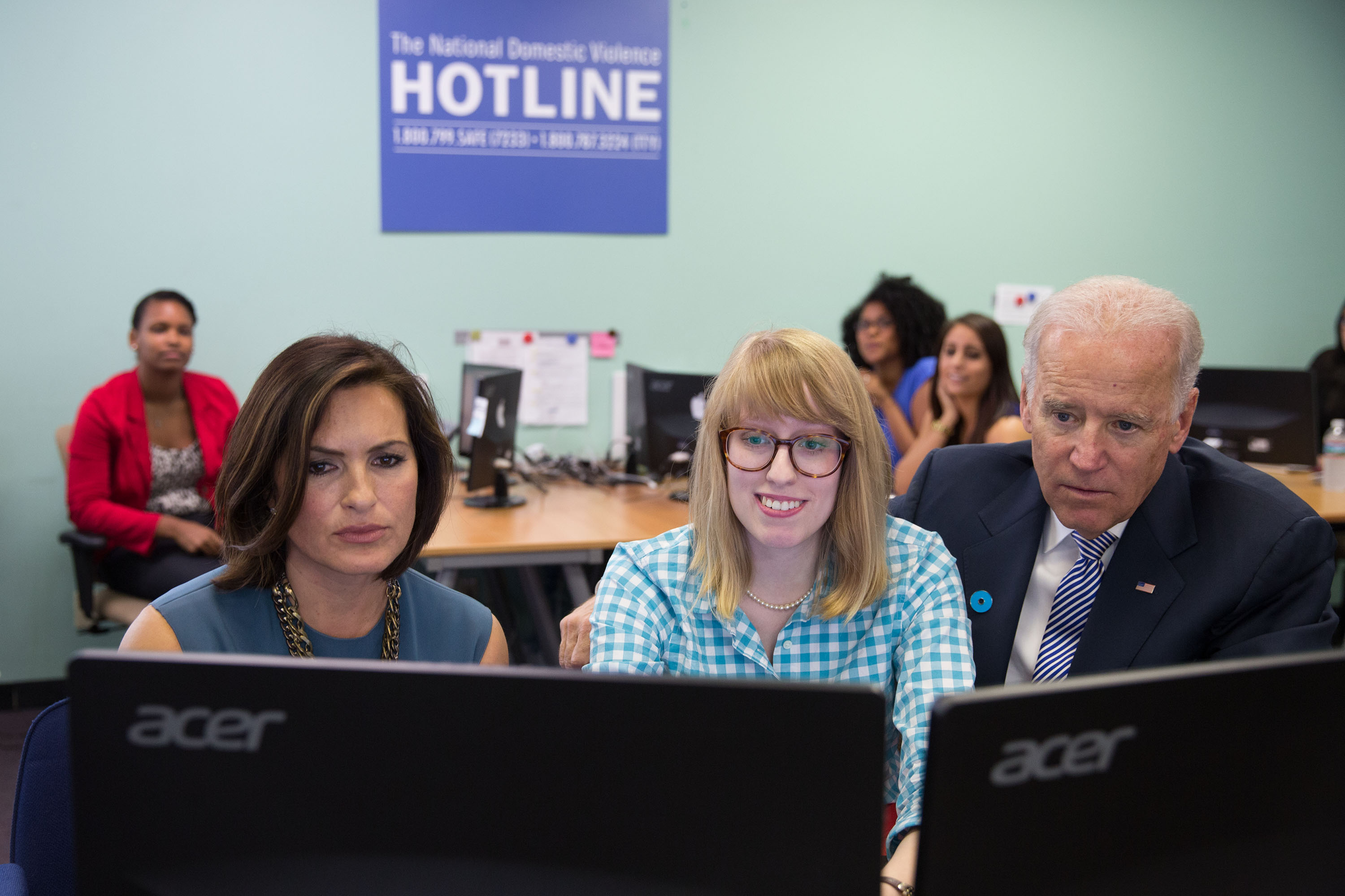 Vice President Joe Biden and Mariska Hargitay watch as an advocate demonstrates the new web chat feature, at the National Domestic Violence Hotline