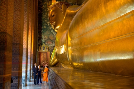 President Obama and Secretary of State Clinton tour the Wat Pho Royal Monastery