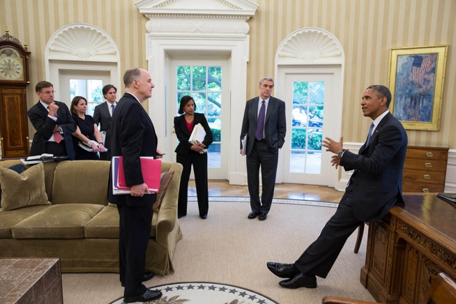 President Barack Obama Talks with Advisors in the Oval Office | The ...