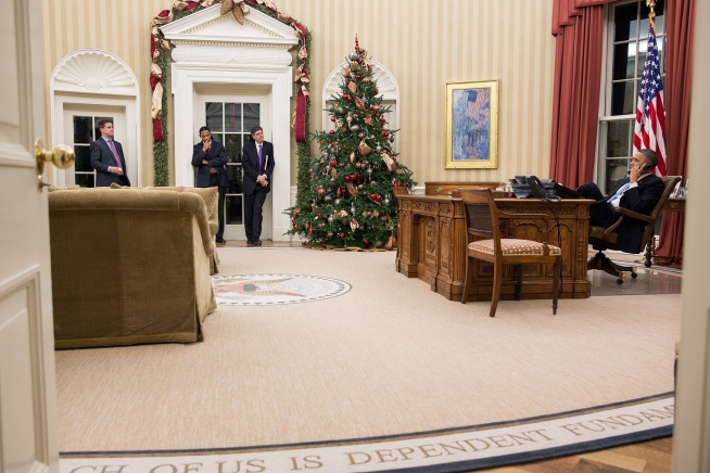 President Barack Obama Talks On The Phone In The Oval Office | The ...