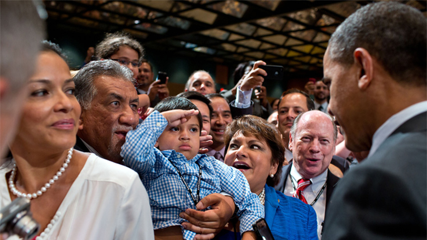 Un niño saluda al Presidente Obama después de una Conferencia de NALEO en Orlando, Florida