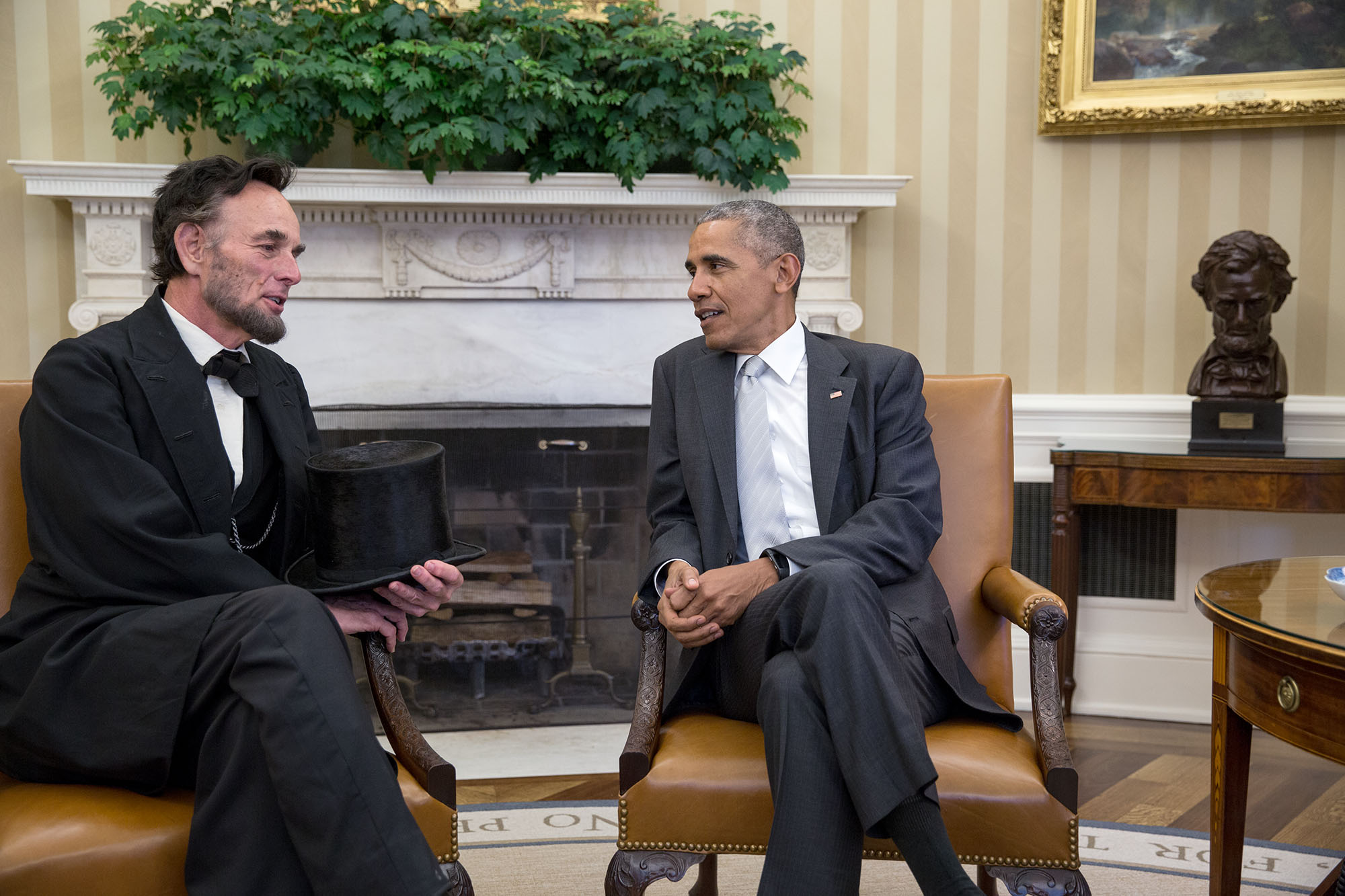 President Barack Obama visits with Abraham Lincoln interpreter Richard "Fritz" Klein of Springfield, Illinois, in the Oval Office, Oct. 28, 2016. 