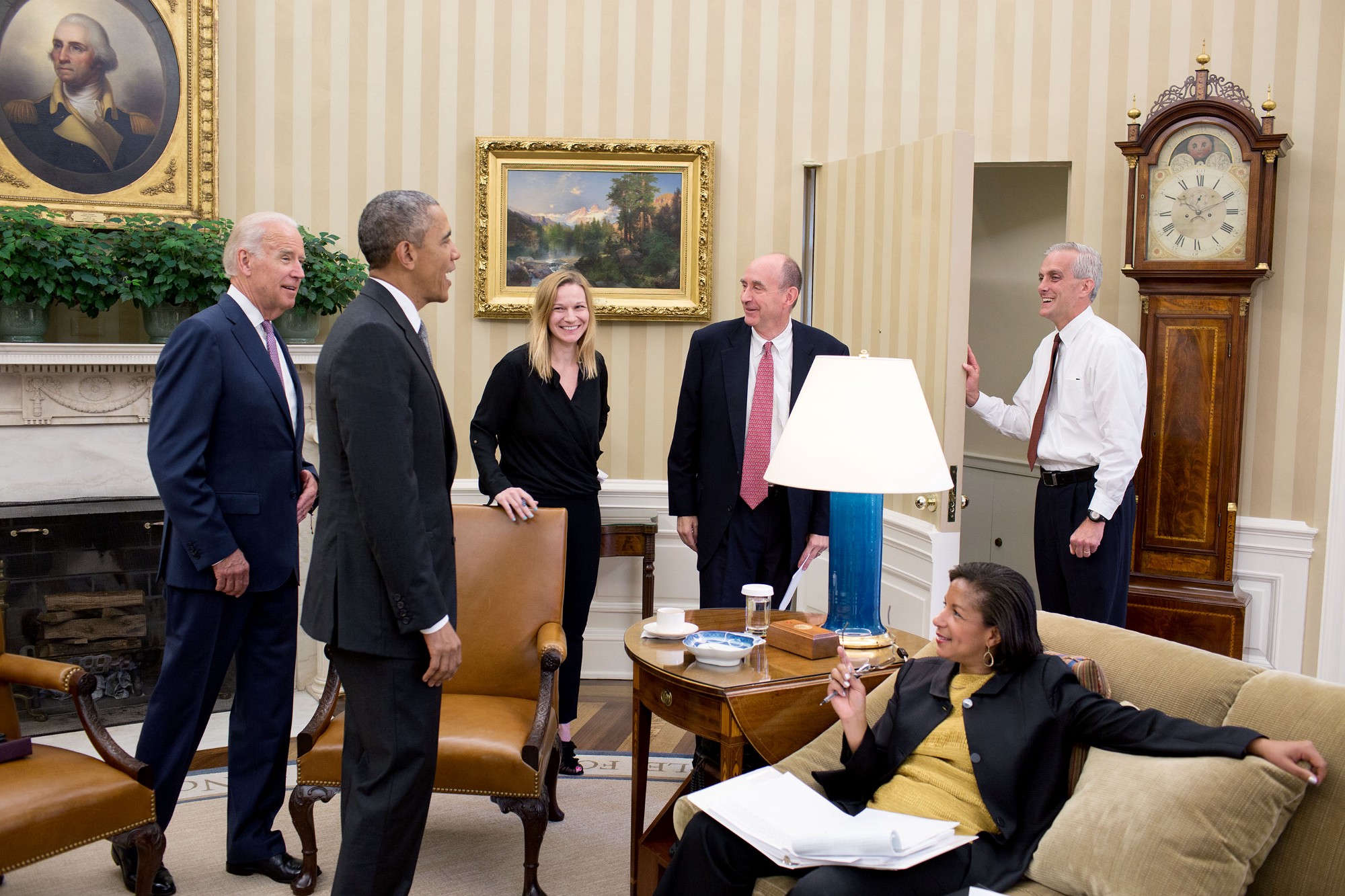 Neil Eggleston, Counsel to the President, joins the group in the Oval. (Official White House Photo by Pete Souza)