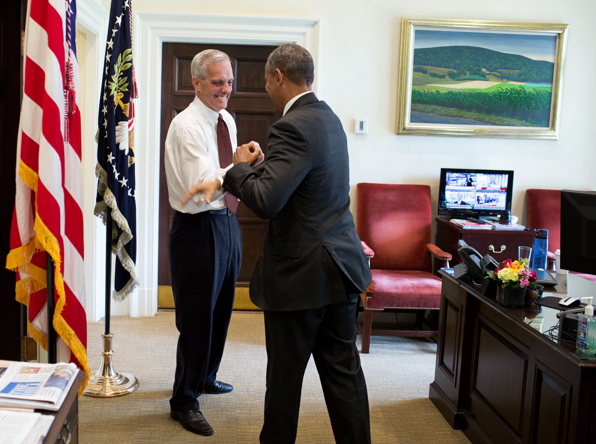 McDonough congratulates the President. (Official White House Photo by Pete Souza)