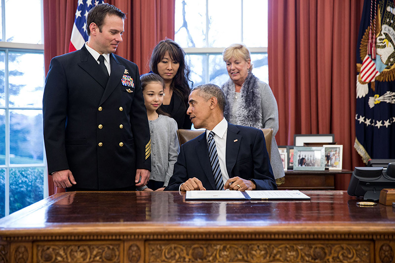 President Barack Obama speaks to Hannah Byers, daughter of Chief Special Warfare Operator Edward Byers