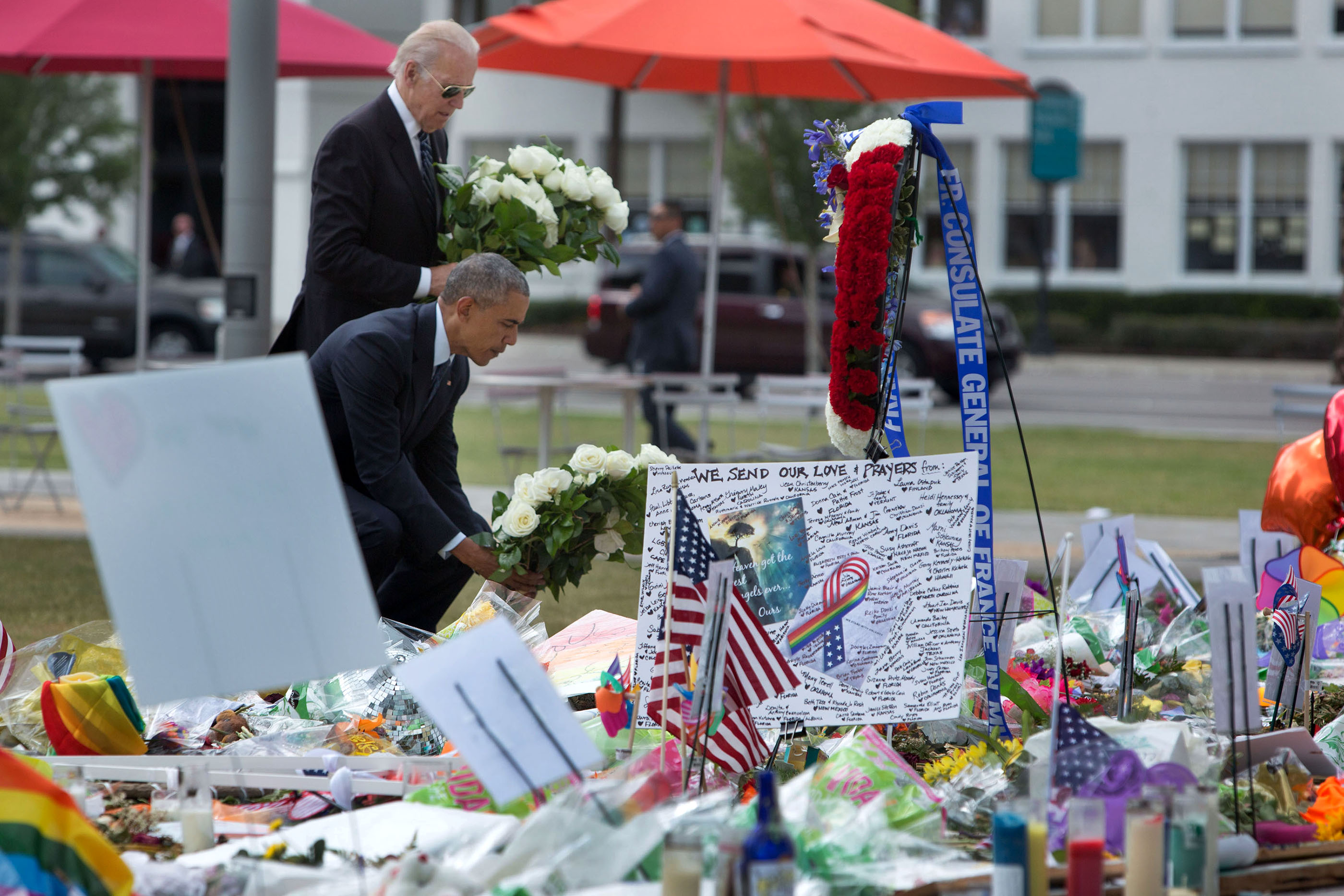 時任總統歐巴馬與副總統拜登前往奧蘭多同志夜店恐攻記念現場。取自The White House