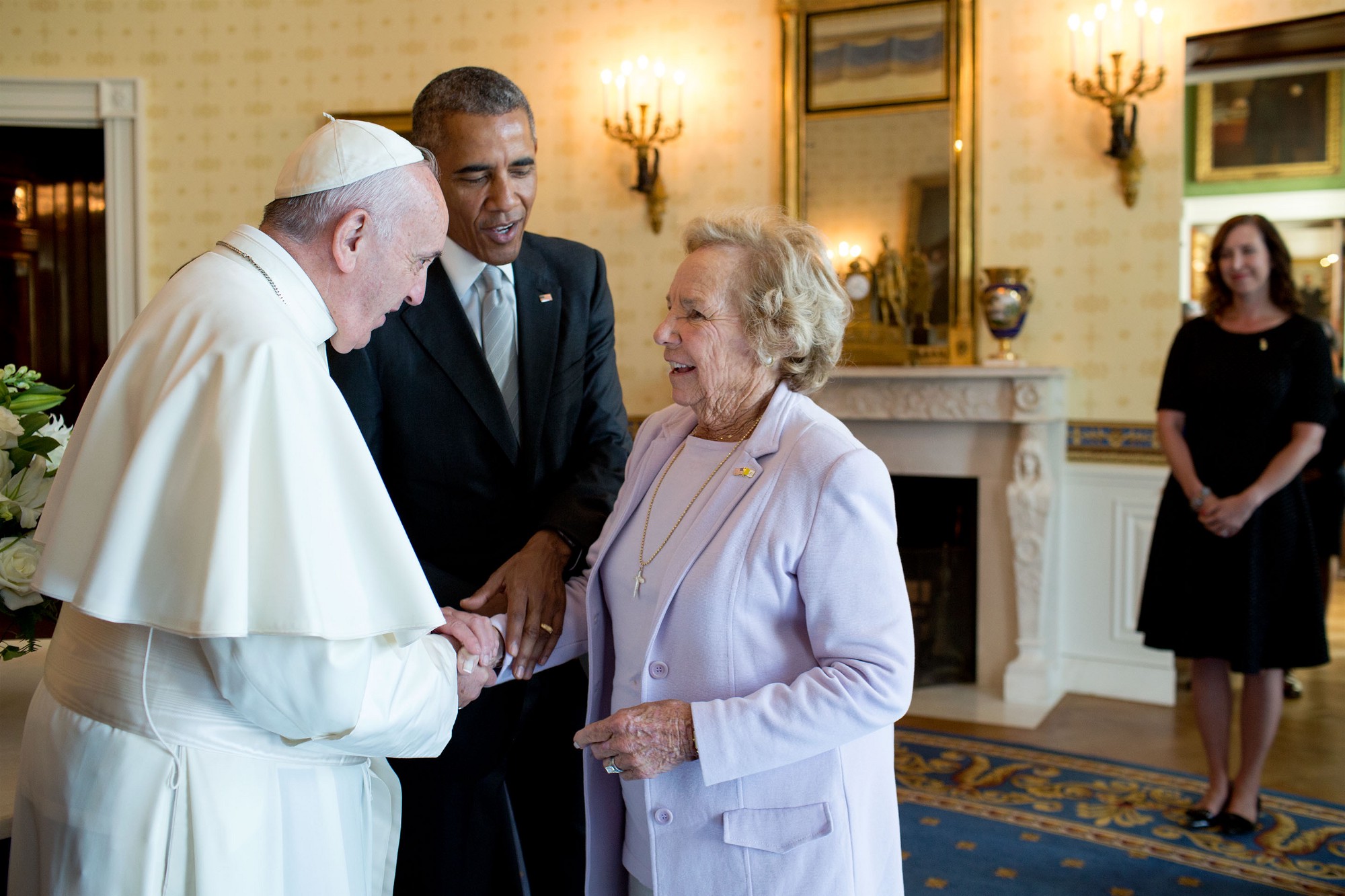 President Obama introduces Pope Francis to Ethel Kennedy. (Official White House Photo by Pete Souza)