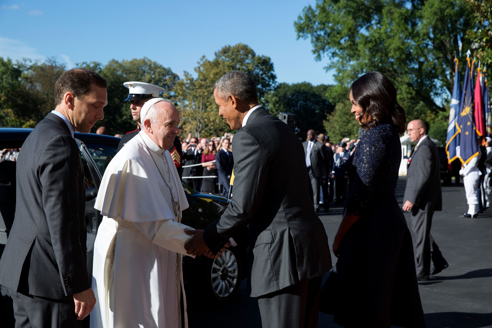 President Obama and the First Lady greet Pope Francis upon arrival for the State Arrival Ceremony. (Official White House Photo by Pete Souza)