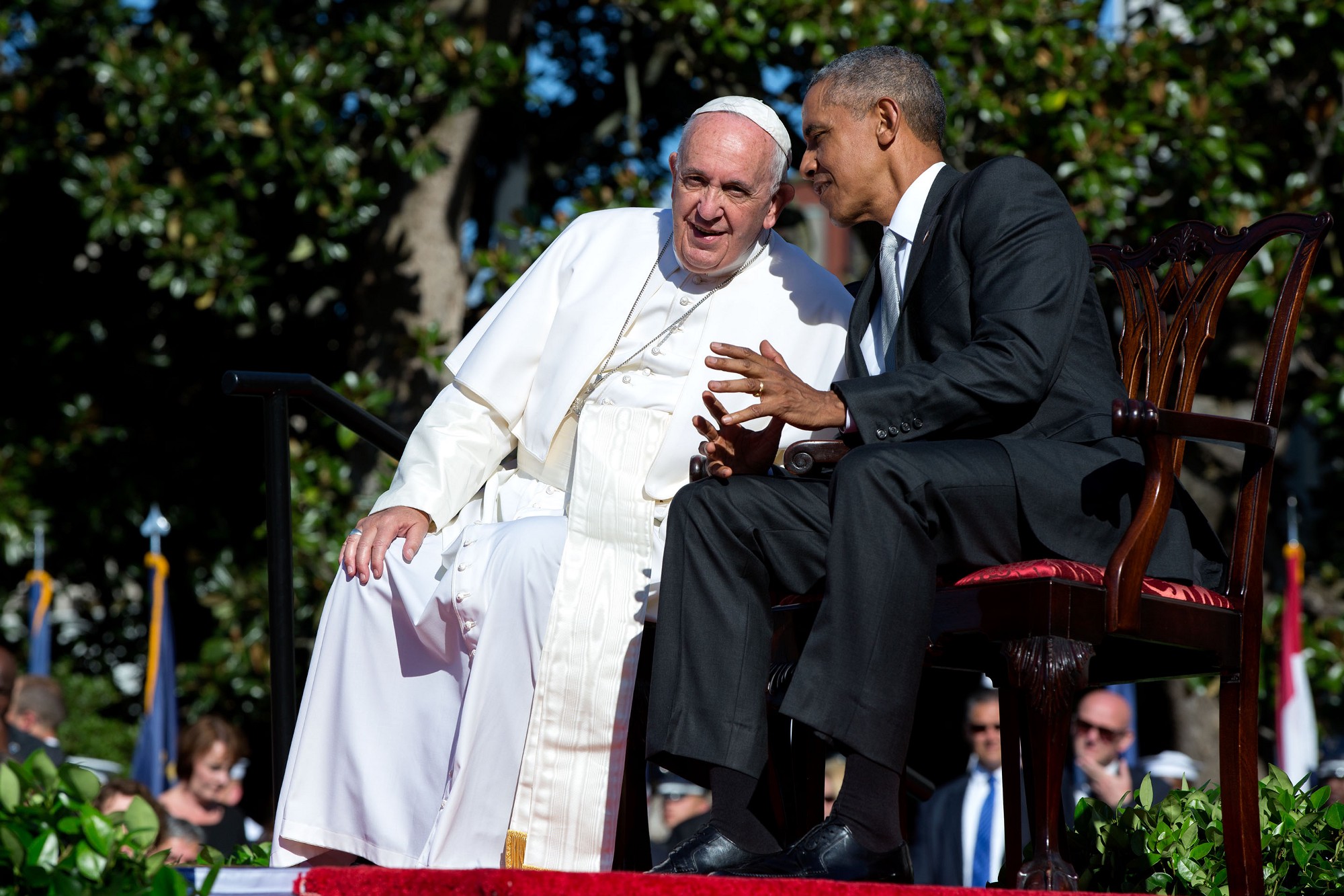 President Obama speaks to Pope Francis on stage. (Official White House Photo by Pete Souza)