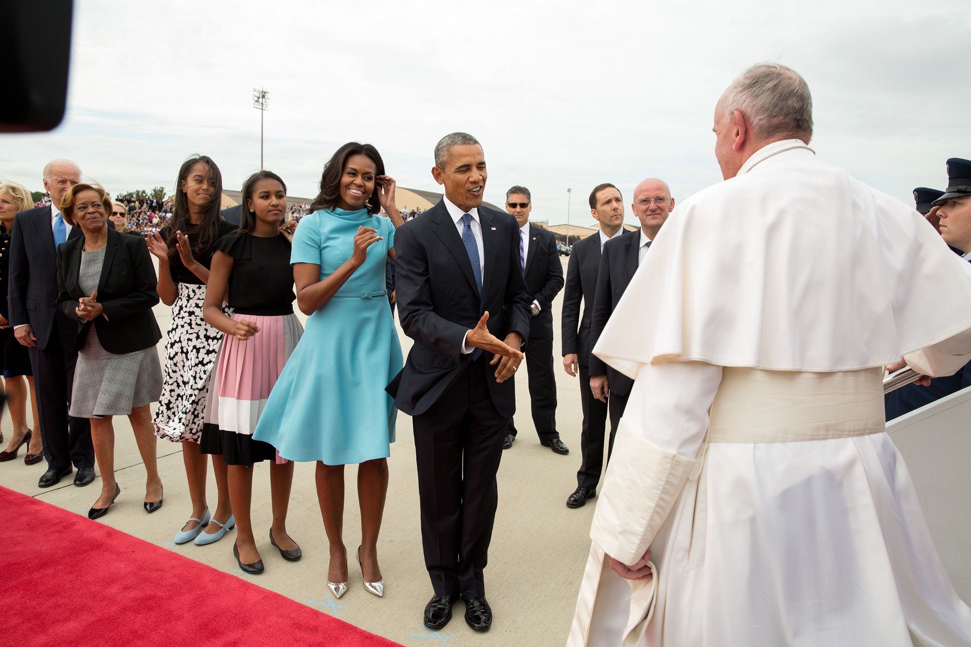 President Obama and the First Family greet Pope Francis as he steps off Shephard One. (Official White House Photo by Pete Souza)