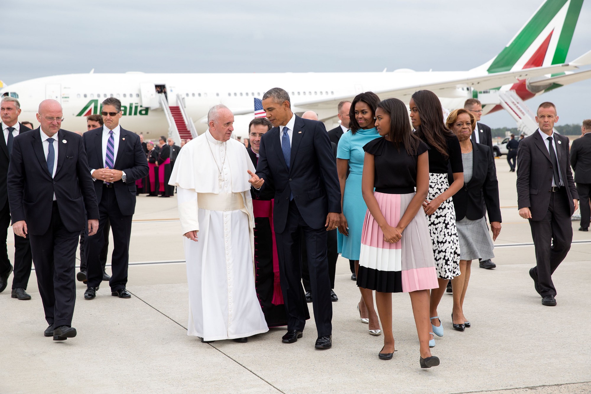 The President and First Family escort Pope Francis from the tarmac. (Official White House Photo by Pete Souza)